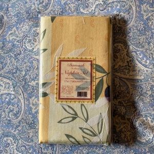 Beautiful Damask Napkin Set